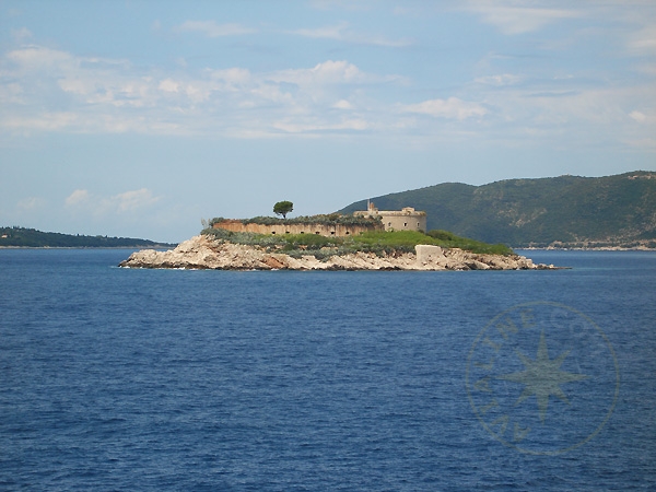 Остров в Которской бухте - фото