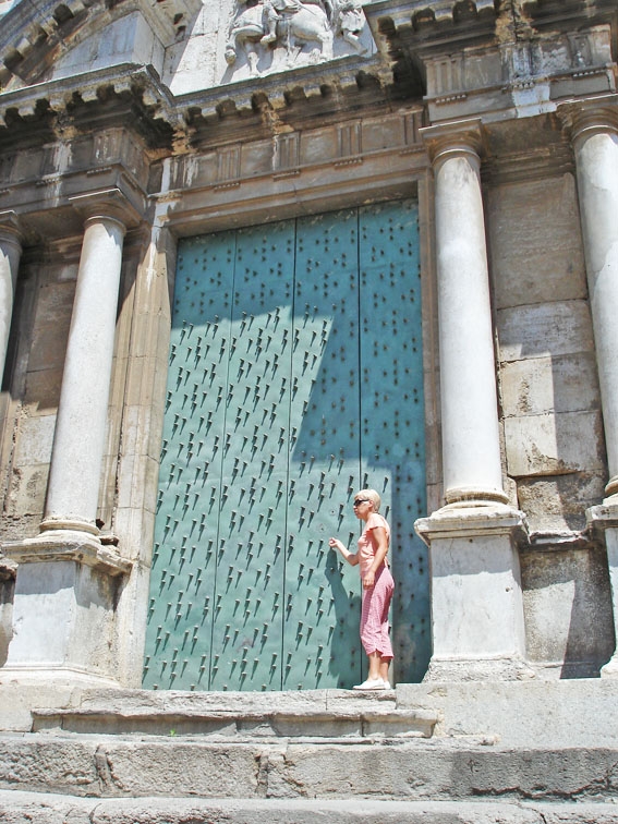 Металлические двери собора