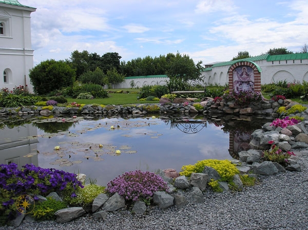Территория монастыря – пруд и цветники