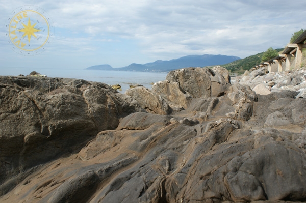 Каменистый берег Черного моря