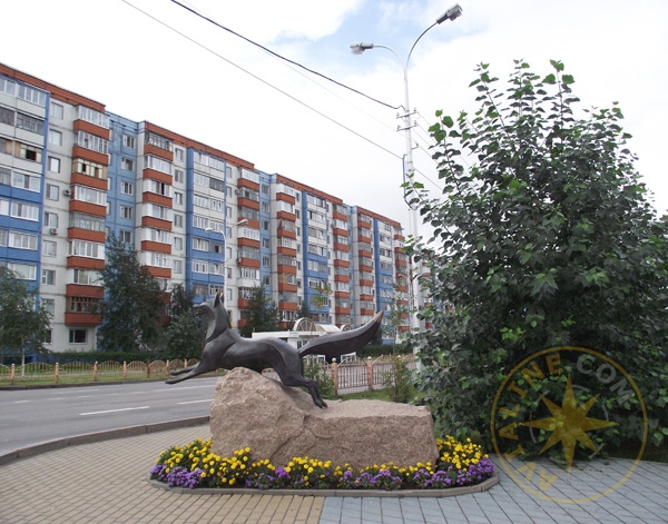 Памятник Черному лису - площадь перед ИКЦ Старый Сургут 