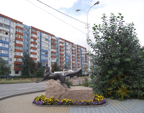Памятник «Черному лису» на площади перед ИКЦ Старый Сургут