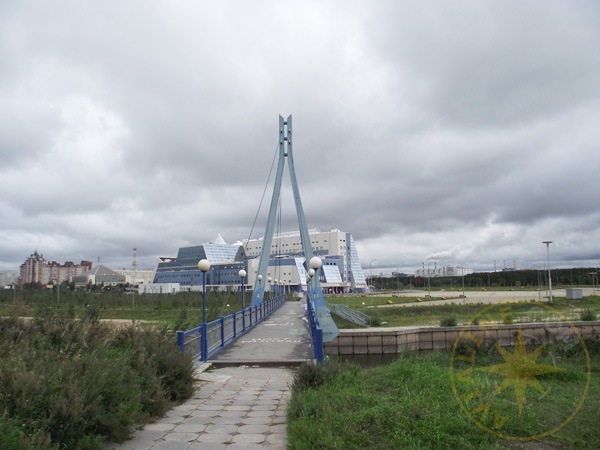 Мост видом на здание СурГУ