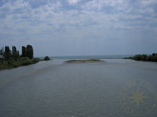 Река Мзымты впадает в Чёрное море