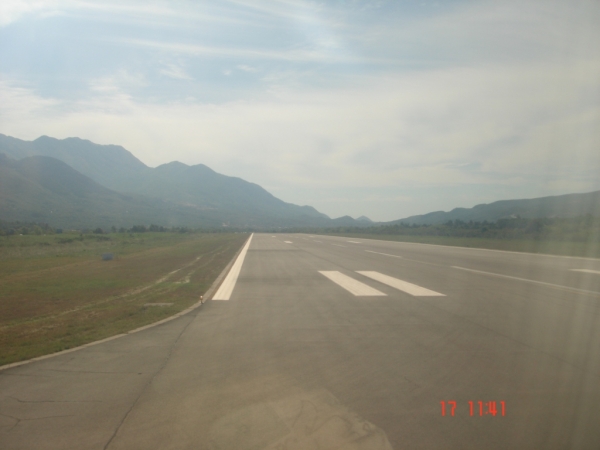Единственная взлетная полоса аэропорта Тиват