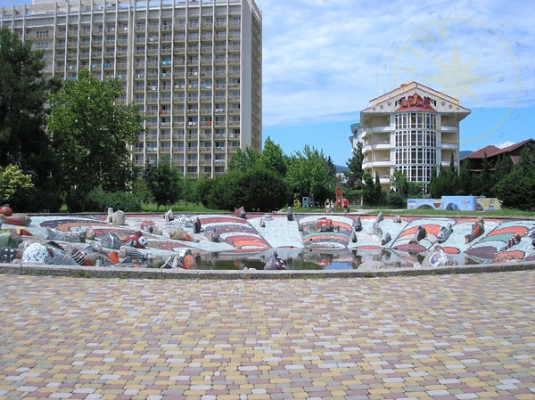 Площадь возле Сочинского океанариума - озеро с каменными рыбками