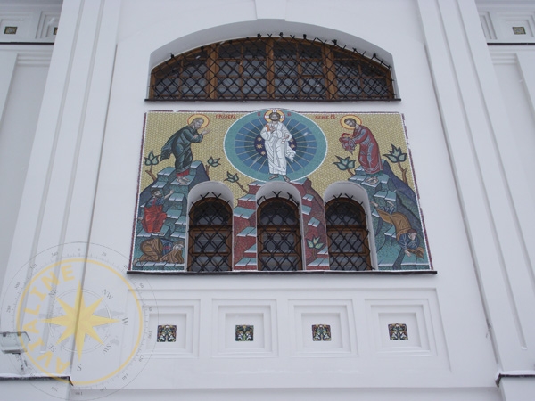 Иконы из мозаики над главным входом в церковь