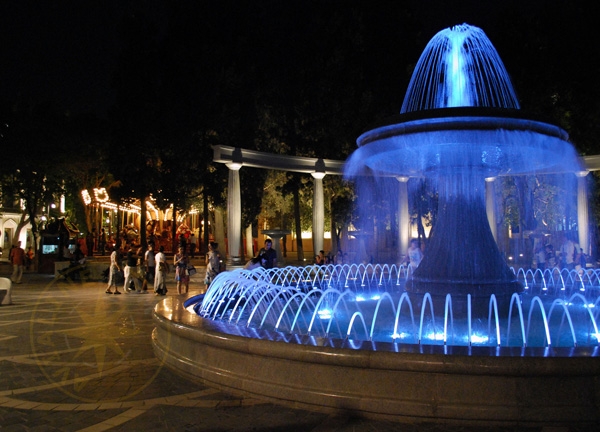 Баку - фотографии фонтанов с подсветкой