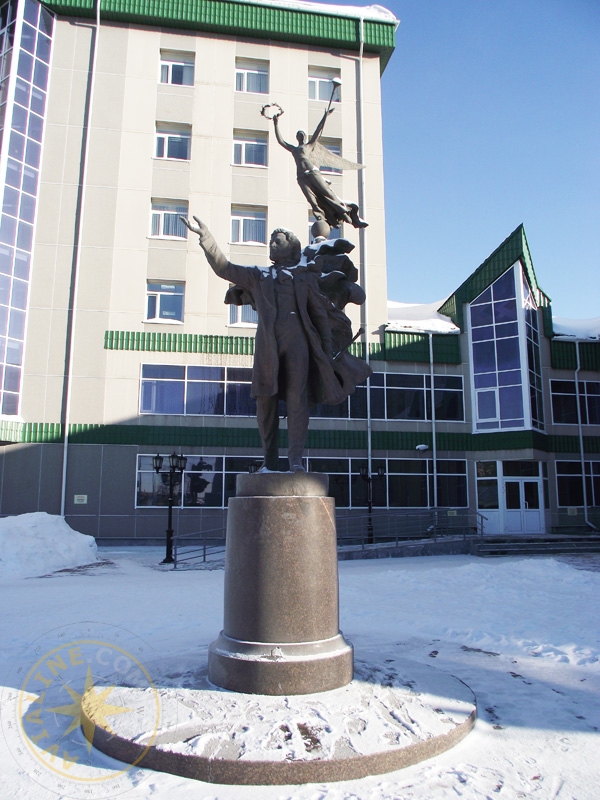 Памятник Пушкину - центральная библиотека города