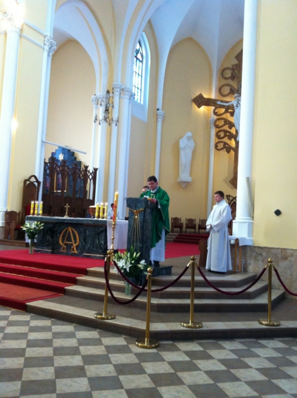 Польский священник крестит детей