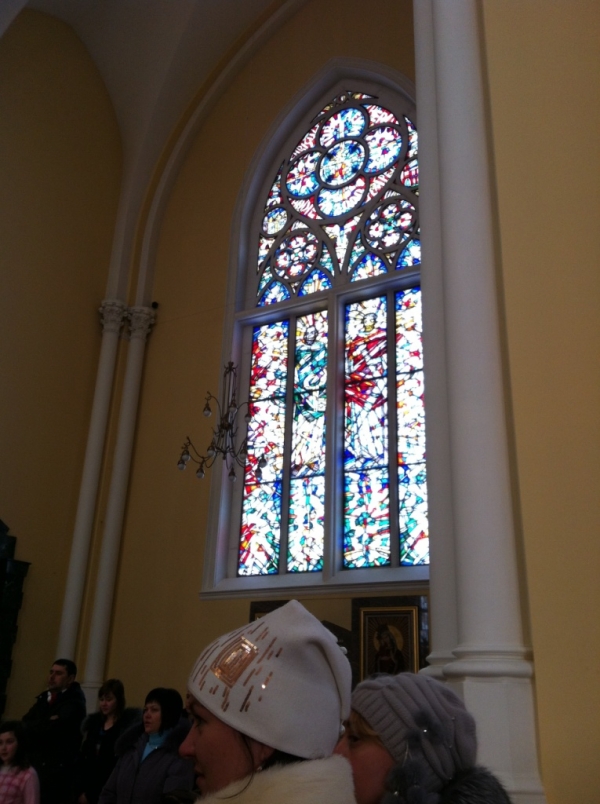 Иконы на окнах католического храма