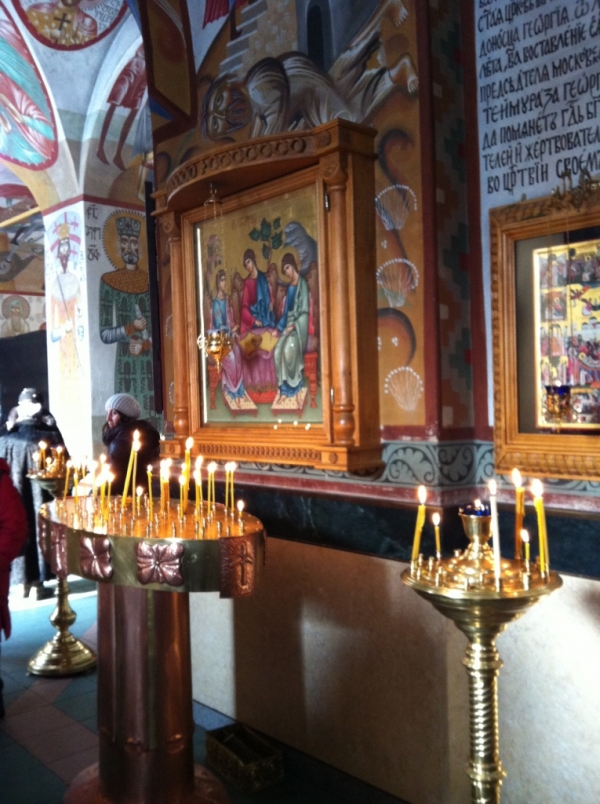 Подсвечник у иконы в грузинской церкви