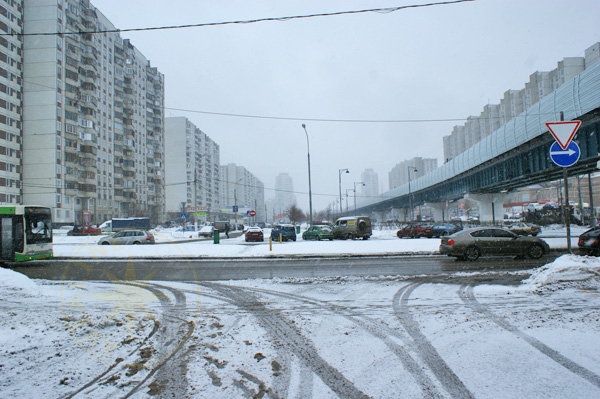 Возле станции метро Бульвар Адмирала Ушакова